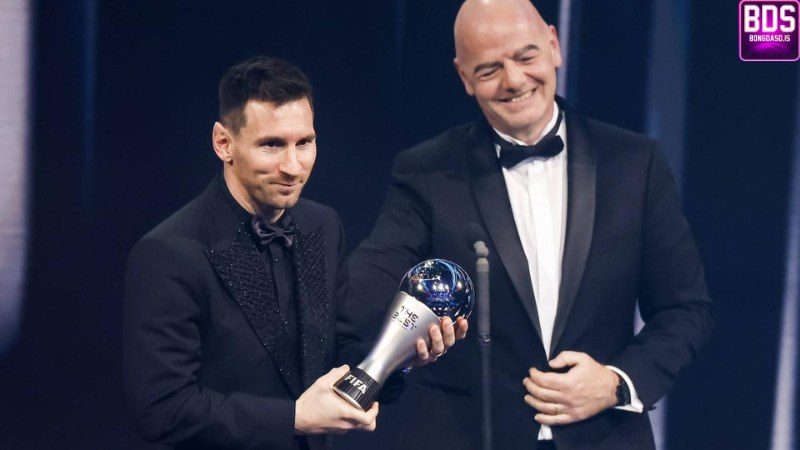 Lionel Messi nhận giải cầu thủ xuất sắc nhất năm