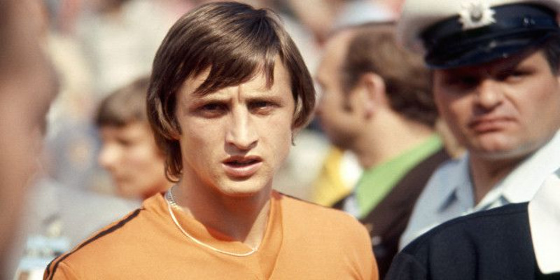 Chân dung Johan Cruyff một trong những tiền vệ hay nhất thế giới mọi thời đại