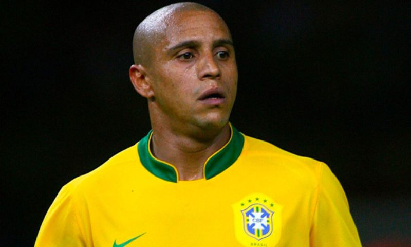 Tình huống Roberto Carlos bị cấm đá pen