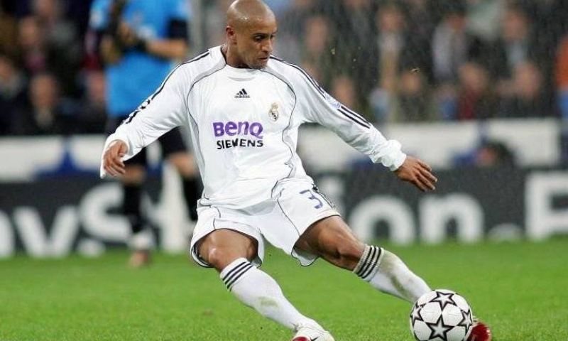 Phân tích những lý do Roberto Carlos bị cấm đá pen